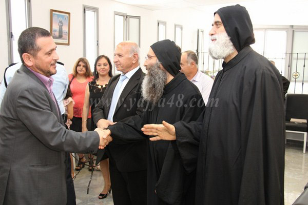 بالصور: وفد من مدينة يافا يُقدم التهاني للطوائف المسيحية بمناسبة عيد الفصح المجيد